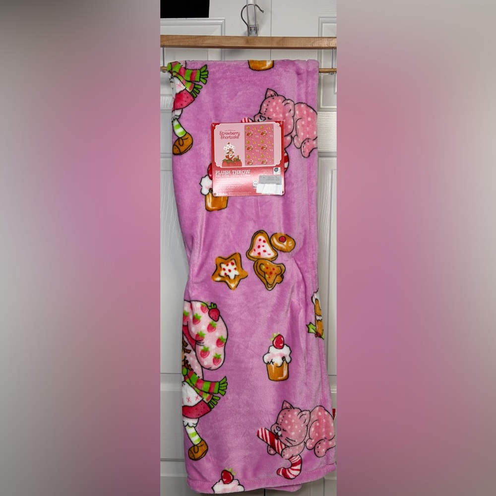 Strawberry Shortcake Plush Throw Blanket - Pink - Picture 4 of 4